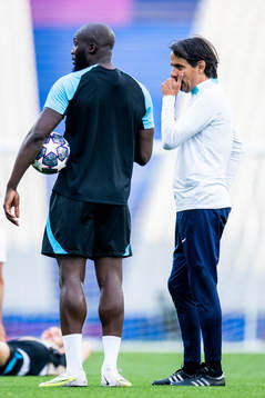 Romelu Lukaku of Inter and Simone Inzaghi, head coach of
