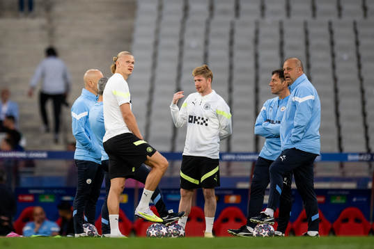 Erling Braut Haaland and Kevin De Bruyne of Manchester City