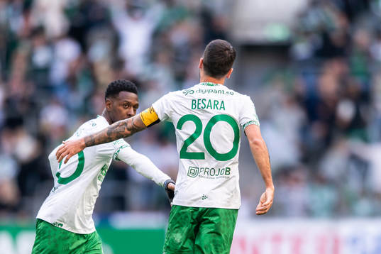 Hammarbys Shaquille Pinas och Nahir Besara jublar