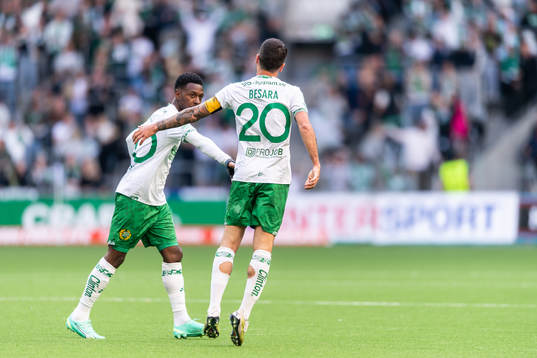 Hammarbys Shaquille Pinas och Nahir Besara jublar