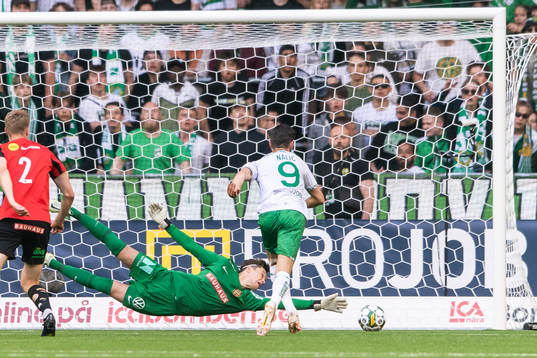 Brommapojkarnas målvakt Filip Sidklev och Hammarbys Adi