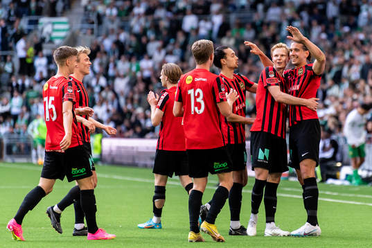 Brommapojkarnas Nikola Vasic jublar med lagkamrater
