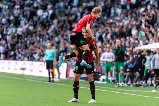 Brommapojkarnas Oscar Pettersson och Nikola Vasic jublar