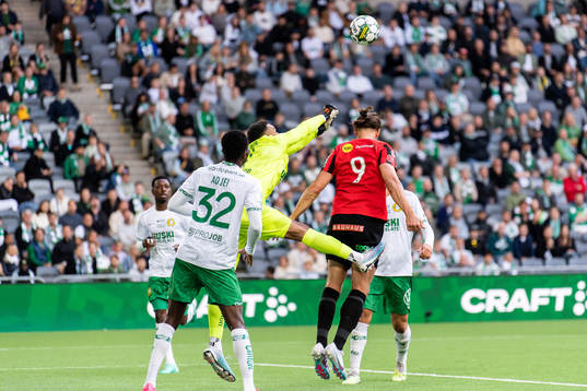 Brommapojkarnas Nikola Vasic oroar mot Hammarbys målvakt