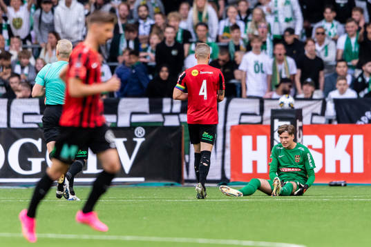 Brommapojkarnas målvakt Filip Sidklev har ont