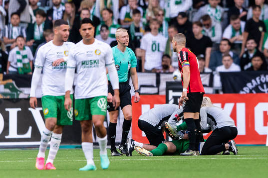 Brommapojkarnas målvakt Filip Sidklev har ont