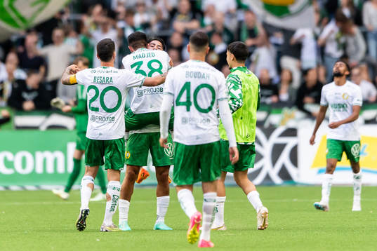 Hammarbys Jusef Erabi jublar med lagkamrater