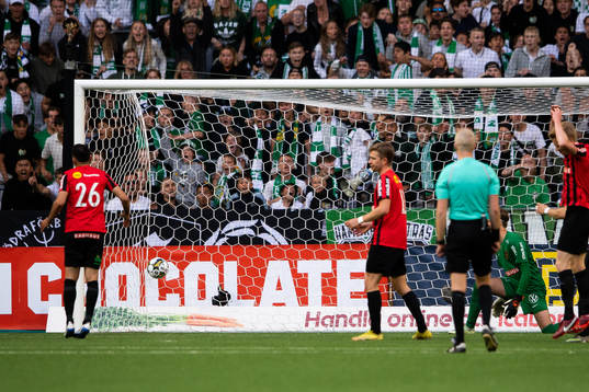 Brommapojkarnas målvakt Filip Sidklev släpper in 2-1 av