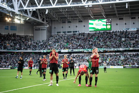 Brommapojkarnas spelare tackar publiken