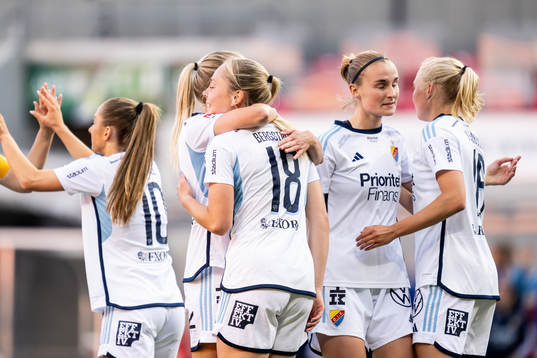 Djurgårdens Alice Bergström jublar med lagkamrater