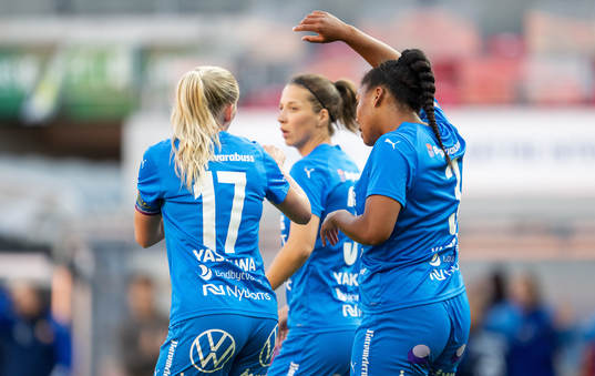 Kalmars Amanda Persson och Jessika Cowart deppar