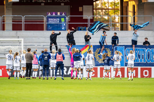 Djurgårdens spelare jublar med fansen