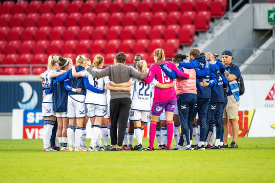 Djurgårdens spelare och ledare jublar