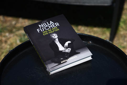 Nilla Fischers bok ”Jag sa inte ens hälften”  på ett
