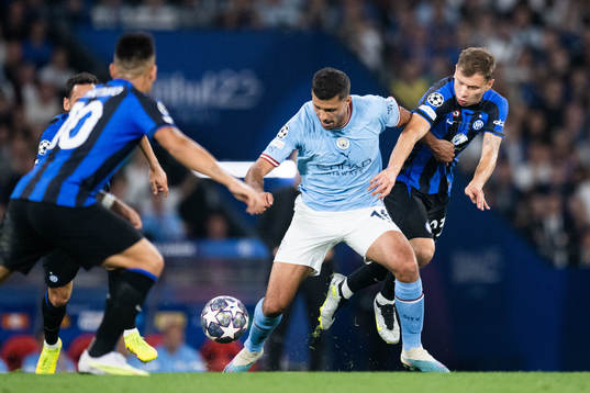 Rodri of Manchester City against Nicolo Barella of Inter