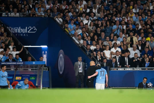 Kevin De Bruyne of Manchester City leaves the pitch injured