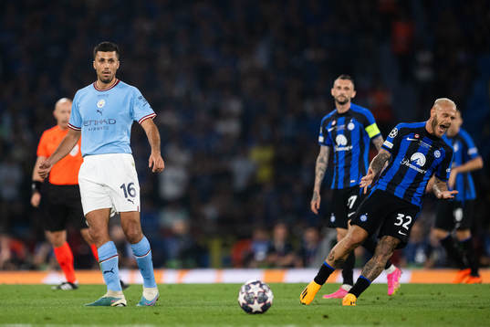 Rodri of Manchester City and Federico Dimarco of Inter