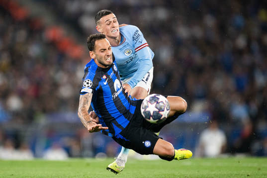 Hakan Calhanoglu of Inter and Phil Foden of Manchester City