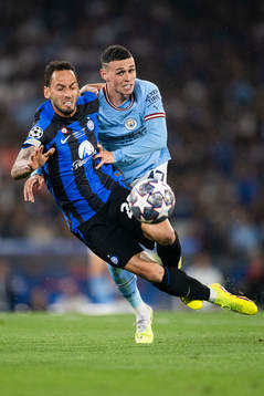 Hakan Calhanoglu of Inter and Phil Foden of Manchester City