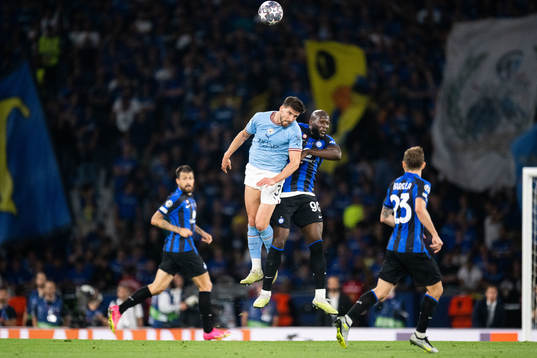 Ruben Dias of Manchester City and Romelu Lukaku of Inter