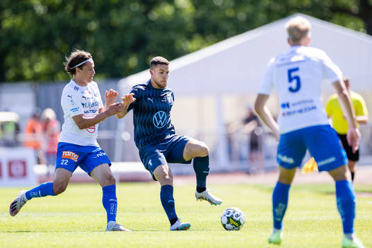 Värnamos Simon Thern och Malmö FFs Gabriel Busanello