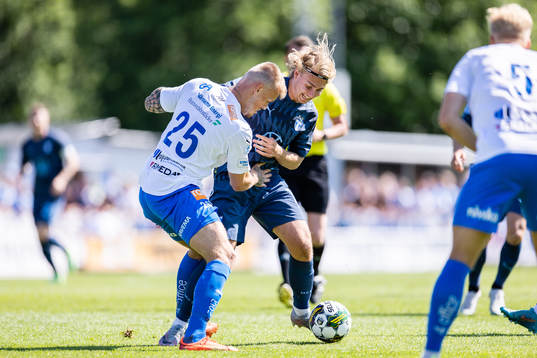 Värnamos Victor Eriksson och Malmö FFs Sebastian Nanasi