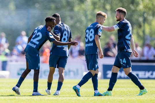 Malmö FFs Taha Ali jublar med Sergio Pena, Hugo Bolin och