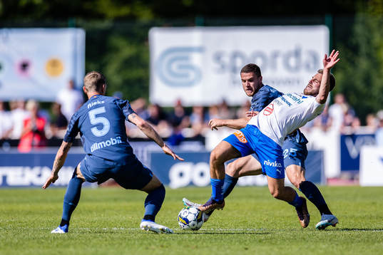 Malmö FFs Gabriel Busanello och Värnamos Albion Ademi