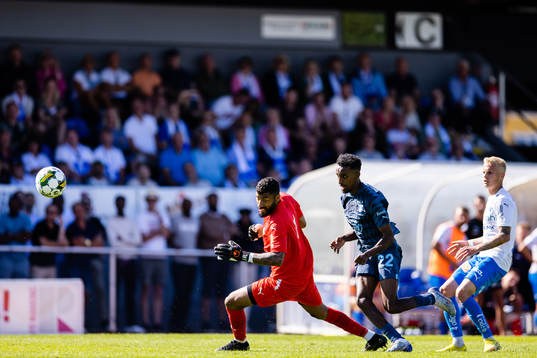 Värnamos målvakt Jonathan Ursin Rasheed och Malmö FFs