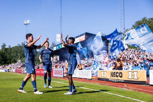 Malmö FFs Stefano Vecchia och Søren Rieks jublar med Taha