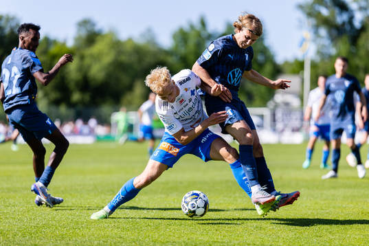 Värnamos Victor Larsson och Malmö FFs Sebastian Nanasi