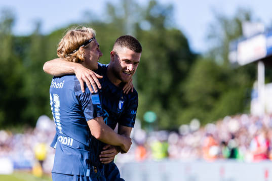 Malmö FFs Sebastian Nanasi och Gabriel Busanello jublar
