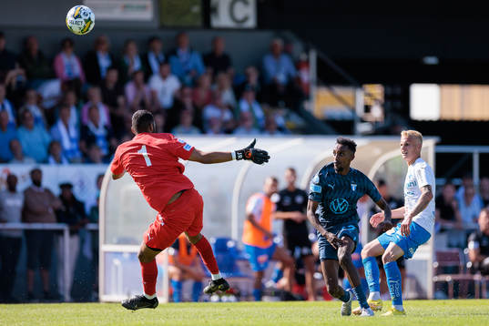 Värnamos målvakt Jonathan Ursin Rasheed och Malmö FFs