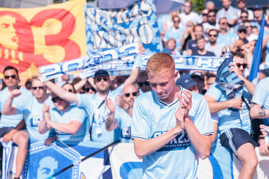 Malmö FFs Hugo Larsson jublar framför fansen