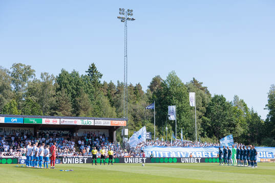 En tyst minut före avspark