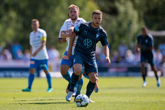 Värnamos Albion Ademi och Malmö FFs Gabriel Busanello