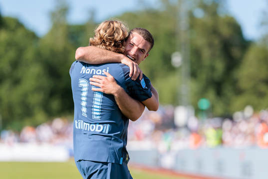 Malmö FFs Sebastian Nanasi och Gabriel Busanello jublar