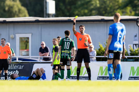 Varbergs Ismet Lushaku tilldelas gult kort av Domare Adi