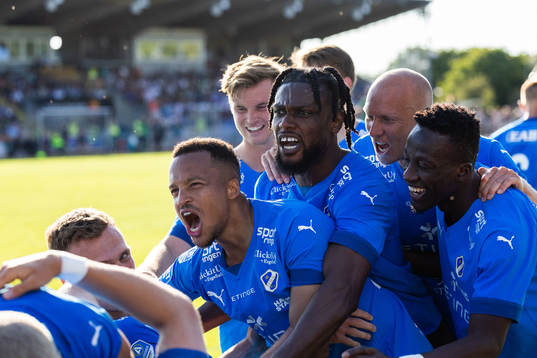 Halmstads Viktor Granath jublar med lagkamrater
