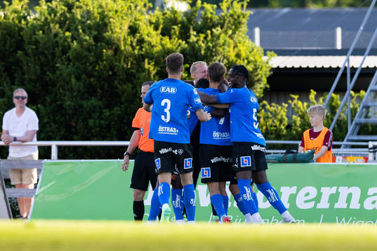 Halmstads Naeem Mohammed jublar med lagkamrater