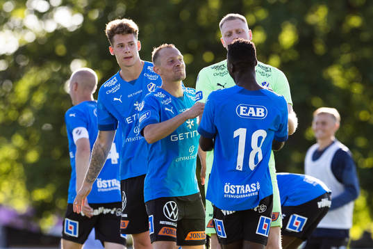 Halmstads Naeem Mohammed jublar med lagkamrater