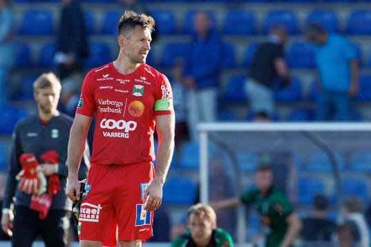 Varbergs målvakt Stojan Lukic deppar