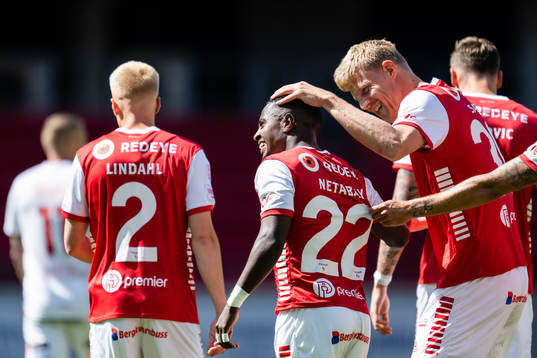 Kalmars Nahom Girmai Netabay jublar med lagkamrater
