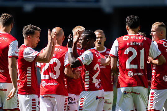 Kalmars Nahom Girmai Netabay jublar med lagkamrater