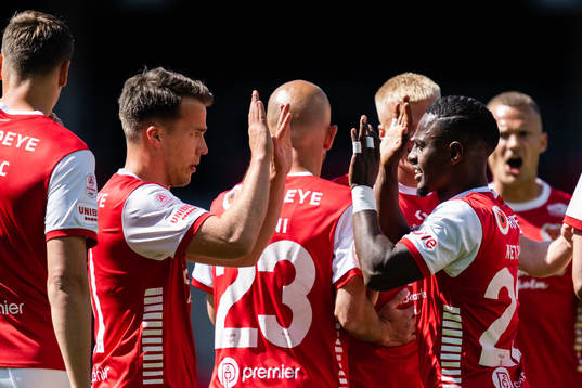 Kalmars Nahom Girmai Netabay jublar med lagkamrater