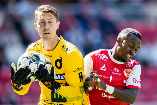 Degerfors målvakt Jonas Olsson och Kalmars Nahom Girmai