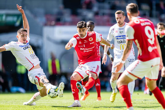 Degerfors Seid Korac försvarar när Kalmars Deniz Hummet