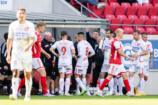 Degerfors tränare Tobias Solberg med spelare vid ett