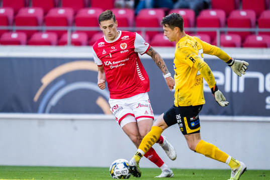 Kalmars Mileta Rajovic och Degerfors målvakt Jonas Olsson