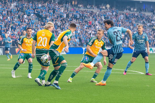 IFK Norrköpings Daniel Fritz Eid täcker skott från